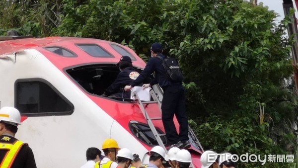 ▲▼      普悠瑪翻覆       。（圖／記者黃彥傑攝）