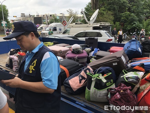 ▲普悠瑪翻車意外，羅東聖母醫院開放傷者認領行李。(圖／記者杜奕君攝，下圖同)