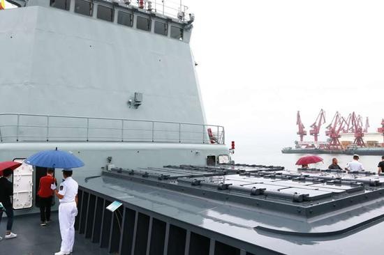 「中華第一艦」深圳艦完成為期4年的現代化改造，改裝重點主要分為防空、反潛以及雷達三方面。圖為艦上艦橋前的垂發系統。(圖／翻攝自新浪軍事)