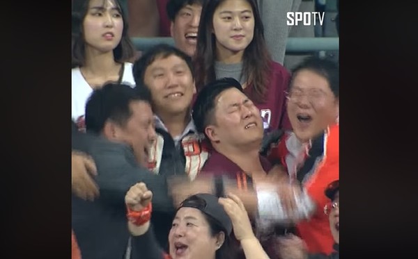 ▲耐克森英雄球迷被韓華鷹球迷包圍。（圖／截自SPOTV）