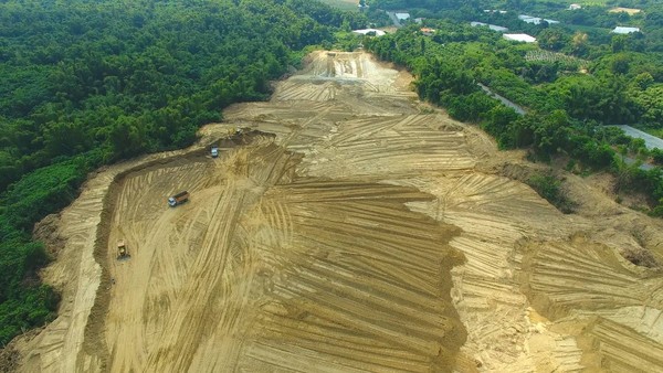 ▲台南曾文溪水質水量保護區的山坡農地遭大規模整地。（網友提供，下同）