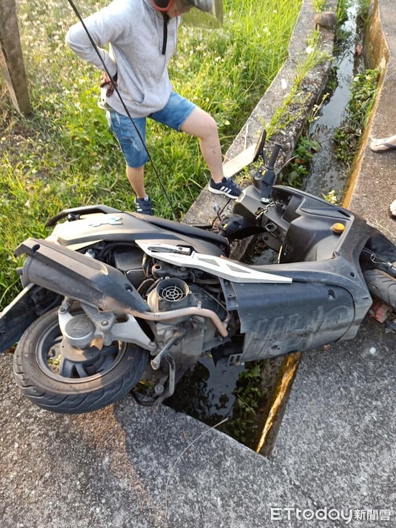 3車走小路！VJR表妹「水溝過彎法失敗」　姐笑到抽筋：她21年首犁田。（圖／李小姐授權提供）