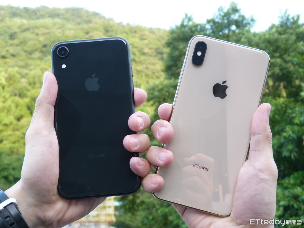 ▲▼iPhone XS、iPhone XR比較。（圖／記者邱倢芯攝）