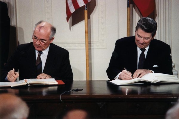 ▲▼ 美國總統雷根和蘇聯最高蘇維埃主席團主席戈巴契夫1987年在白宮簽署《中程飛彈條約》。          。（圖／翻攝自維基百科）