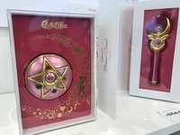 店內也開賣台灣限定商品，包括充滿濃濃月光仙子風格的腮紅、眼影等化妝品外，還有神杖造型的口紅跟護唇膏，特別適合想低調默默喜歡著美少女戰士的使用者，還有造型超吸睛的行動電源、薄毯等也特別受歡迎。