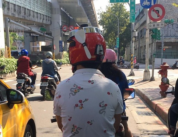 ▲電鍋造型的安全帽超吸睛。(圖/翻攝自爆廢公社)