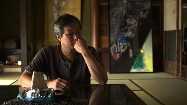 《80秒殺人事件》倖存者與其製作的JR西日本電車出軌事故模型,他希望別人了解當時他的心境。 (公視提供)