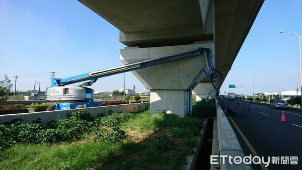 ▲▼ 高鐵外包除鏽包商遭大貨車勾斷吊籃拋飛落地身亡。(圖/記者翁聖勳翻攝)