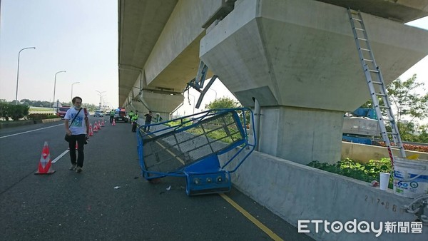 ▲▼ 高鐵外包除鏽包商遭大貨車勾斷吊籃拋飛落地身亡。(圖/記者翁聖勳翻攝)