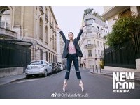 在巴黎街頭拍攝時尚大片，李純沒穿什麼浮誇的造型，舞衣、舞鞋穿上後，套件海軍藍條文西裝外套與牛仔褲就進行街拍