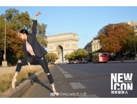 不顧巴黎街頭車流，李純沈浸在舞蹈世界中，輕舉雙手、隨興凹腳，意外讓網友把注意力放在她漂亮的「腳背」上，是另一個出乎意料的焦點。
