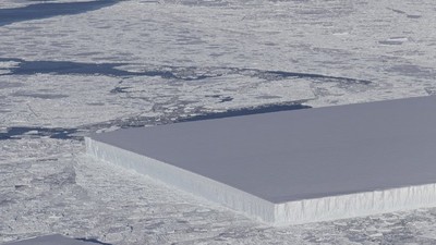 南極驚見「完美長方體」冰山　地科學家：不騙你是自體形成