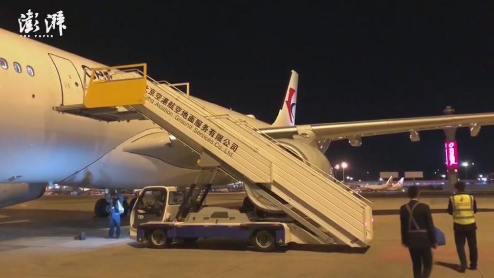▲▼東方航空MU8764航班28日晚間接駁261名陸客返回北京。（圖／澎湃新聞）