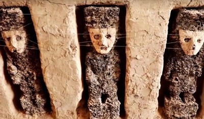 「詭異木雕」守衛古城遺跡800年…臉戴陶土面具佇立牆中