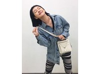 她最近入手TOD’S白色小方包，雖然要秀包，但她穿得很日常，牛仔外套、運動Legging，將包包甩在後頭，超像你我身旁的好朋友，而不是超級大明星。