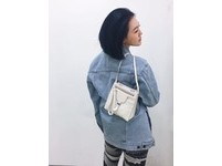小S貼出曬包照，但她沒講包包有多美，反而是發問：「到底要不要剪頭髮！」，短時間內聚集許多粉絲討論，連帶包包也被看見。