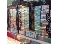 綜合口味包裝的曲奇和鳥結糖。