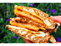 熱壓辣味雞蛋饅頭60元 光看品名，或許會以為是裡面夾了「辣味的雞蛋」，其實是夾了「辣味的雞肉與蛋」。大食妹掘樂子表示，這個口味的份量超飽足，裡頭有一大塊炸雞，辣度算是小辣再多一些些。