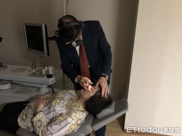 ▲記不住人名、電話遭懷疑失智 「視野檢查」揪出真正原因 。(圖/書田診所提供)