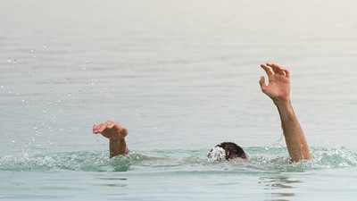 救到兒子「才想起自己不會游泳」父子海中撐到沒力，求救聲沒人聽見
