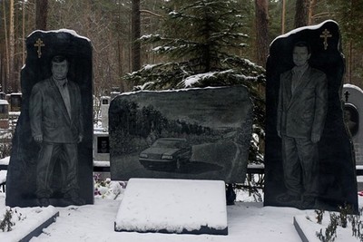 死也要霸氣外露！黑幫墓園「一堆人站著」　等身寫實墓碑見碑如見人