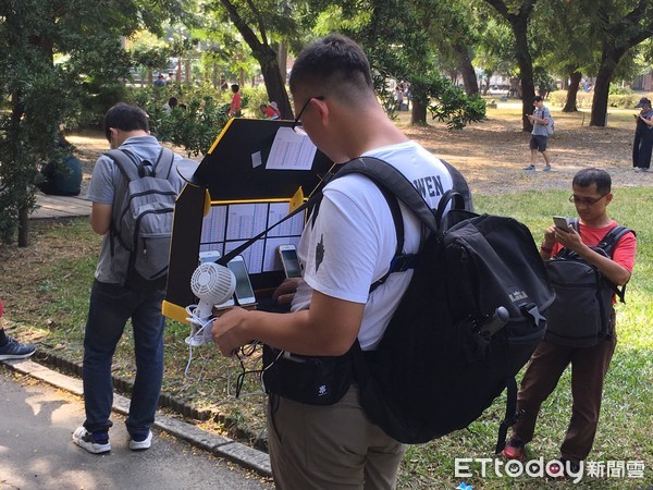 ▲大量寶可夢玩家湧入台南市區台南公園等30個驚喜景點，到處都是抓寶玩家，低頭全力收伏寶可夢。（圖／記者林悅攝，下同）