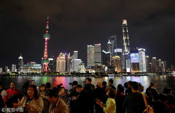 ▲上海黃浦江燈光璀璨，喜迎進博會。（圖／CFP）