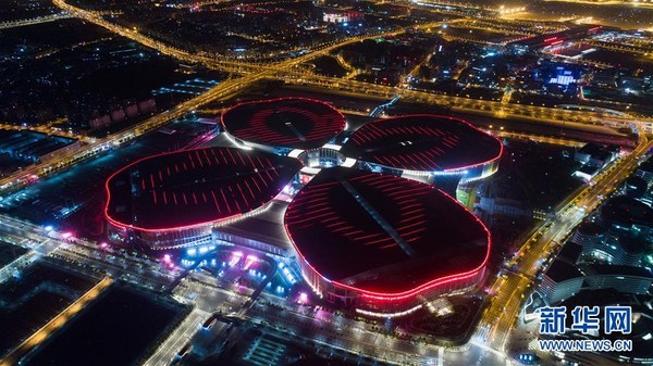 ▲進博會於國家會展中心（上海）舉行，外觀呈現「四葉草」造型，晚上有燈光效果。（圖／新華社）