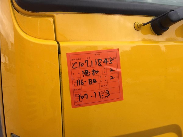 本月3日一輛台北市環保局垃圾車因酒駕被扣車。(翻攝畫面)