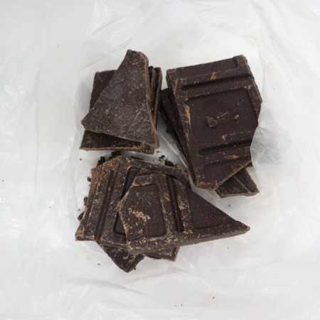 ▲▼法國進口「KLAUS有機90%黑巧克力片」，遭檢出殘留農藥協力精。（圖／衛福部食藥署提供）