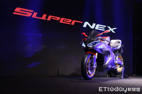 ▲光陽「SuperNEX」紅牌電動重機米蘭首發！10.9秒衝時速250KM。（圖／記者張慶輝攝）