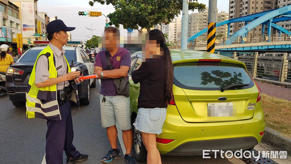 ▲許姓女雞頭及接送之車夫被警方攔車查獲。（圖／記者林悅翻攝）