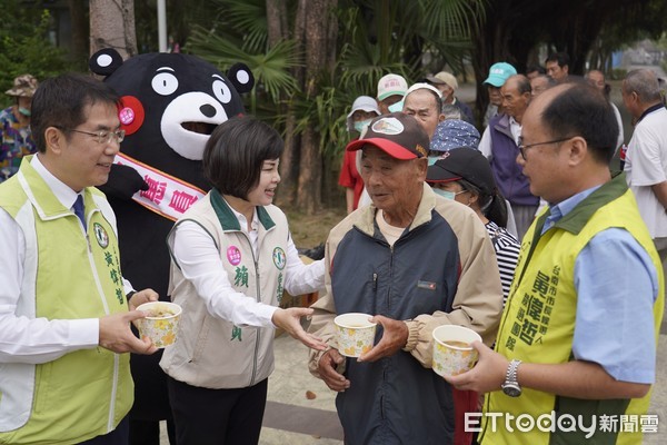 ▲黃偉哲、賴惠員等人，立冬補冬溪北羊肉湯、薑母鴨老饕地圖大公開。（圖／賴惠員提供，下同）