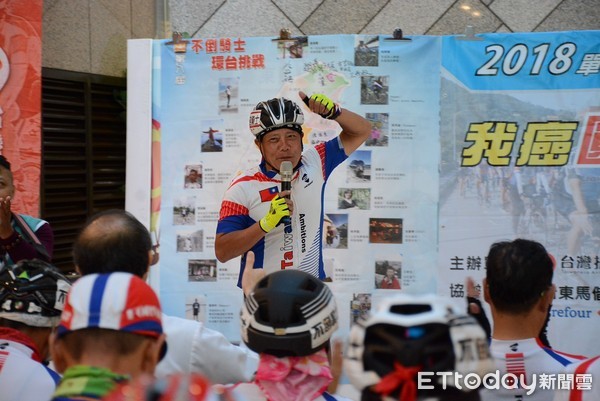 ▲不倒騎士們在台東馬偕醫院大廳為民眾及病友進行單車環台圓夢「運動抗癌」宣導活動。（圖／台東馬偕醫院提供，下同）