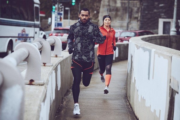 ▲UNDER ARMOUR為幫助渴望變強的跑者們，隆重推出「出擊全天候」冬季訓練裝備。（圖／品牌提供）