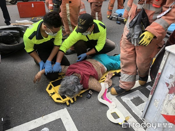 ▲新竹臺大醫院前車禍，中年婦壓車底當場傷重不治。（圖／記者陳凱力翻攝）