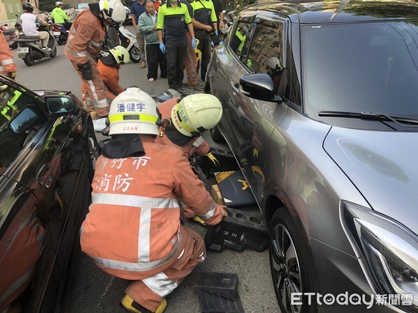 ▲新竹臺大醫院前車禍，中年婦壓車底當場傷重不治。（圖／記者陳凱力翻攝）