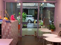 闆娘用幽默筆觸將喵喵的「店長日記」分享到臉書上，「(張西西)早上7點40分就在門口等打卡放員工餐？」