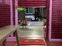 當下立刻趕走他們，「隔天牠再次出現卻已經負傷，用跳地經過門口，我跟上前去試圖餵食終於成功。」