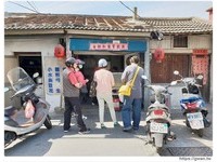 小小的店門口人潮絡繹不絕，只為一嚐已經營三十多年的倆相好。