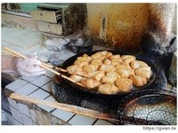 起鍋後還要經過瀝油再放入販賣的櫃子中。