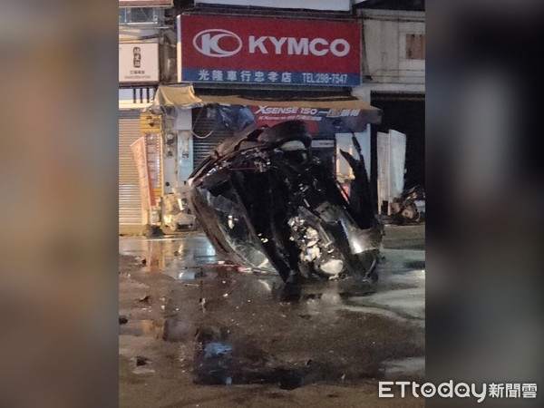 ▲▼埔里街頭發生小客車翻車且火燒車意外。             。（圖／記者李忠憲翻攝）