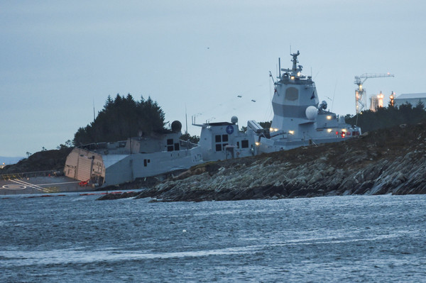 ▲挪威護衞艦「黑格英斯塔號」被撞艦體入水，向右傾側。(圖／路透)