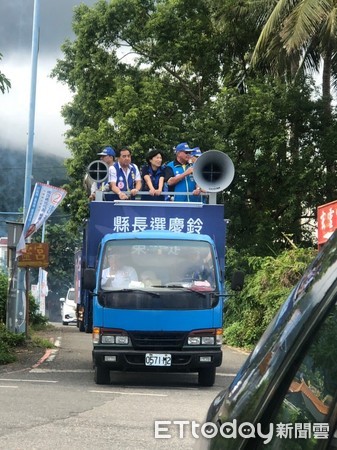 ▲饒慶鈴前往東河鄉、成功鎮掃街拜票，鄉親早早就在路口揮舞著國旗迎接。（圖／饒慶鈴辦公室提供，下同）