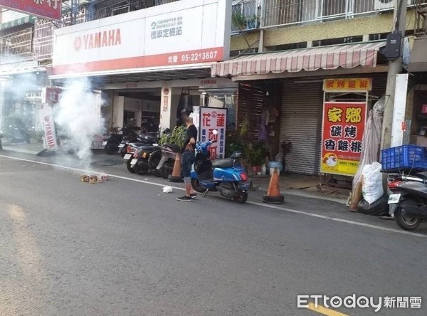 ▲▼疑似選舉暴力，民雄某村長候選人參選期間遇家喪遭人放鞭炮。（圖／記者翁聖勳翻攝，下同）