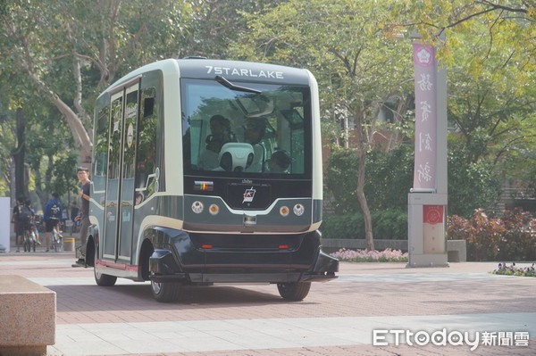 ▲成功大學11月9日與智慧交通建置商喜門史塔雷克7Starlake、法國自駕車製造業者Easy Mile簽署國際產學合作備忘錄。（圖／成大提供，下同）