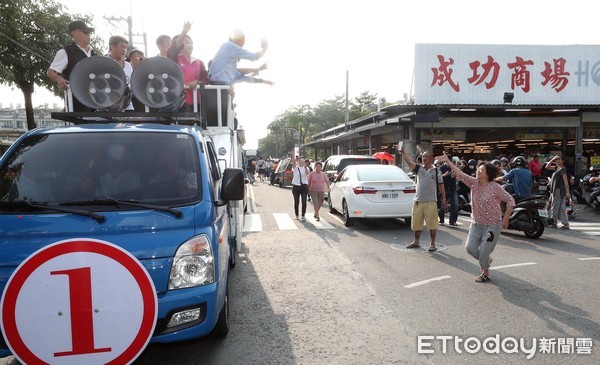 ▲▼高雄市長候選人韓國瑜下午到大寮區掃街拜票，沿路支持者大喊「韓國瑜凍蒜」。（圖／記者宋德威攝，下同）