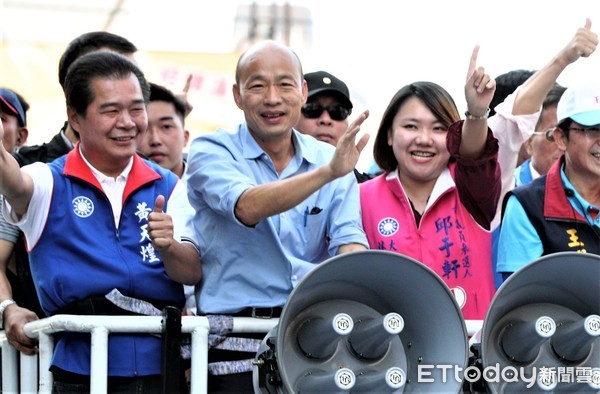 ▲▼高雄市長候選人韓國瑜下午到大寮區掃街拜票，沿路支持者大喊「韓國瑜凍蒜」。（圖／記者宋德威攝，下同）