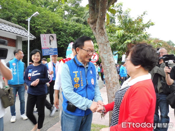 ▲▼國民黨台北市長候選人丁守中到碧湖公園掃街。（圖／記者賴于榛攝）