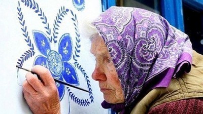 趁死神還沒來「我絕不停筆」！90歲奶奶畫功超群　讓花朵開遍整座村